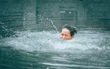 Sôi động trò chơi bắt vịt tại hội làng Vạn Phúc